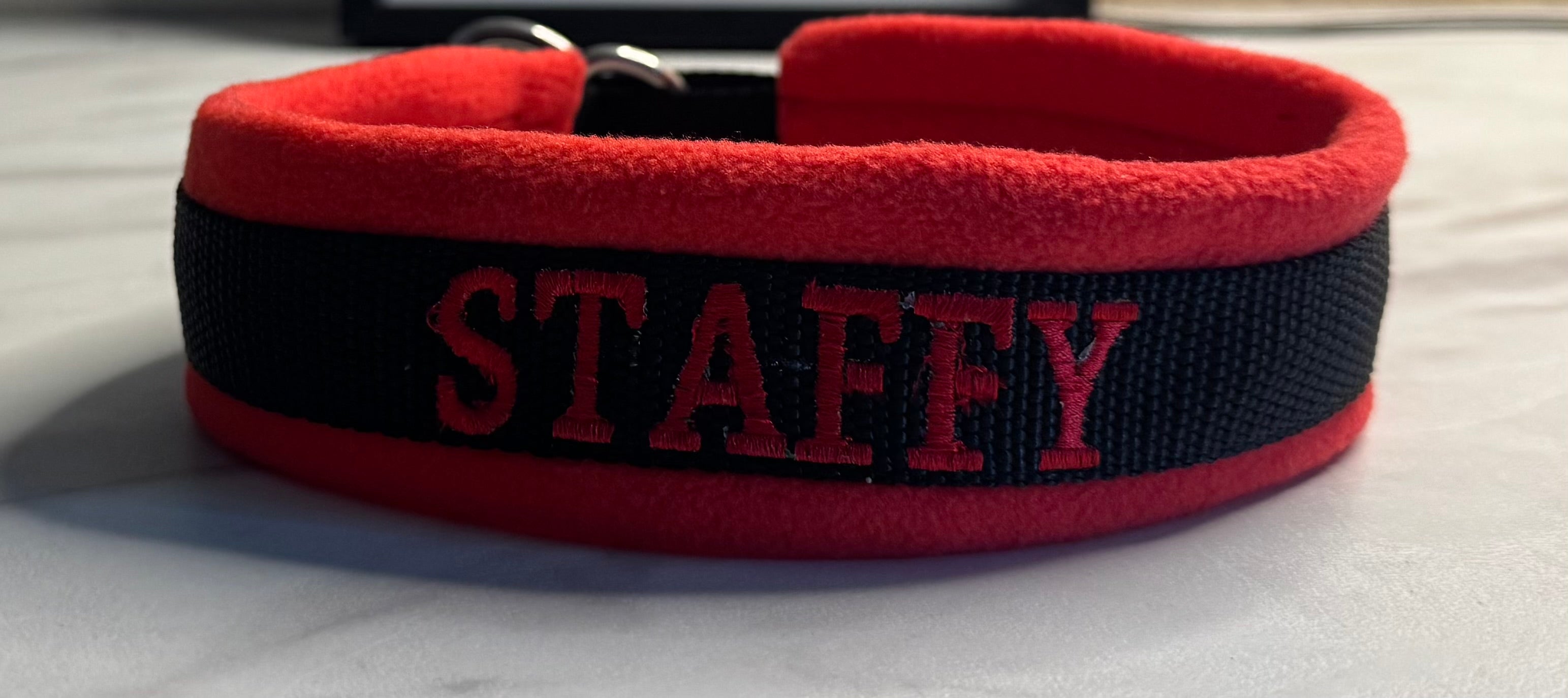 Collier brodé "STAFFY"