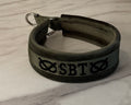 Collier brodé "SBT & KNOT " kaki