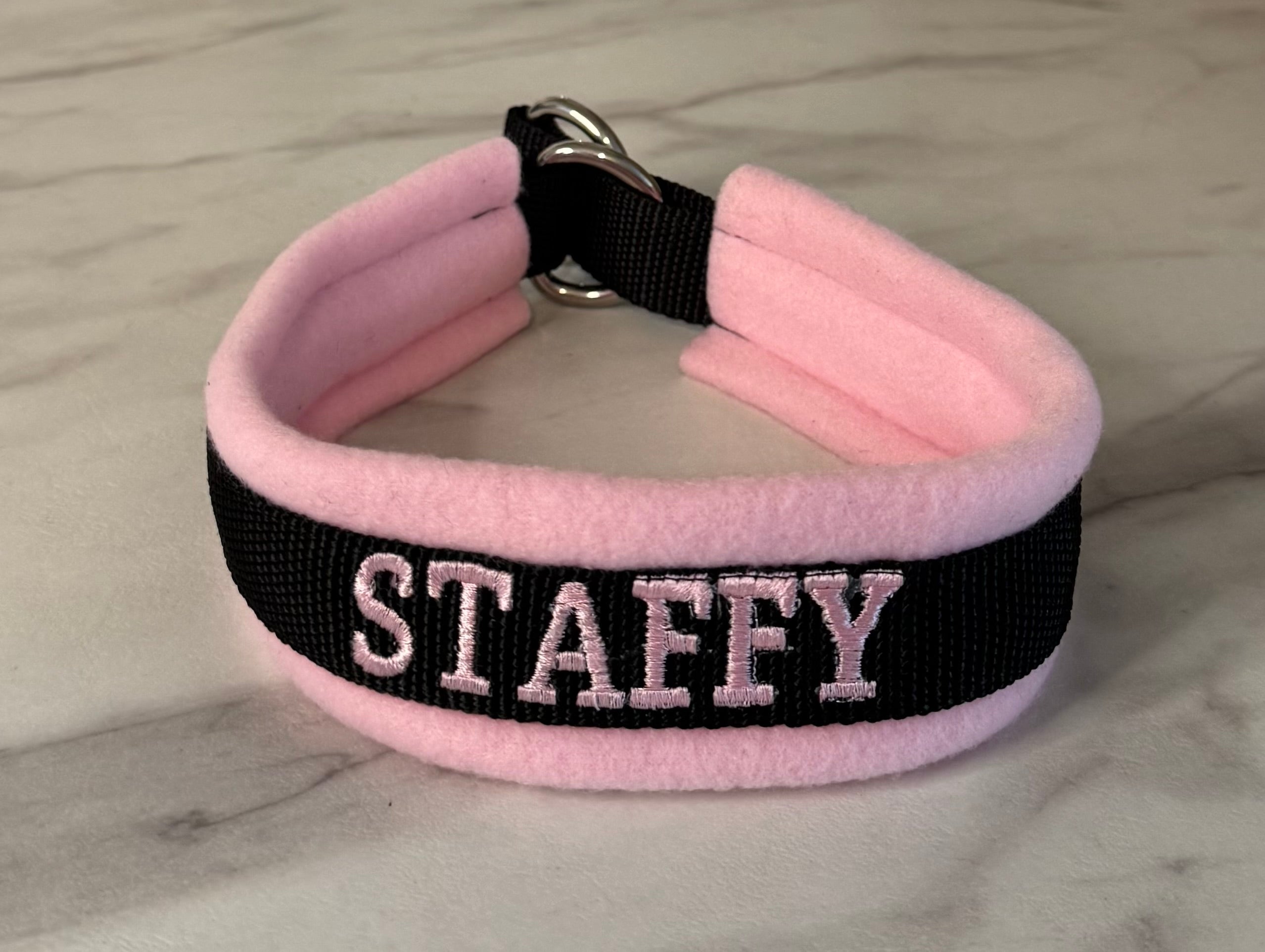 collier brodé rose "STAFFY"