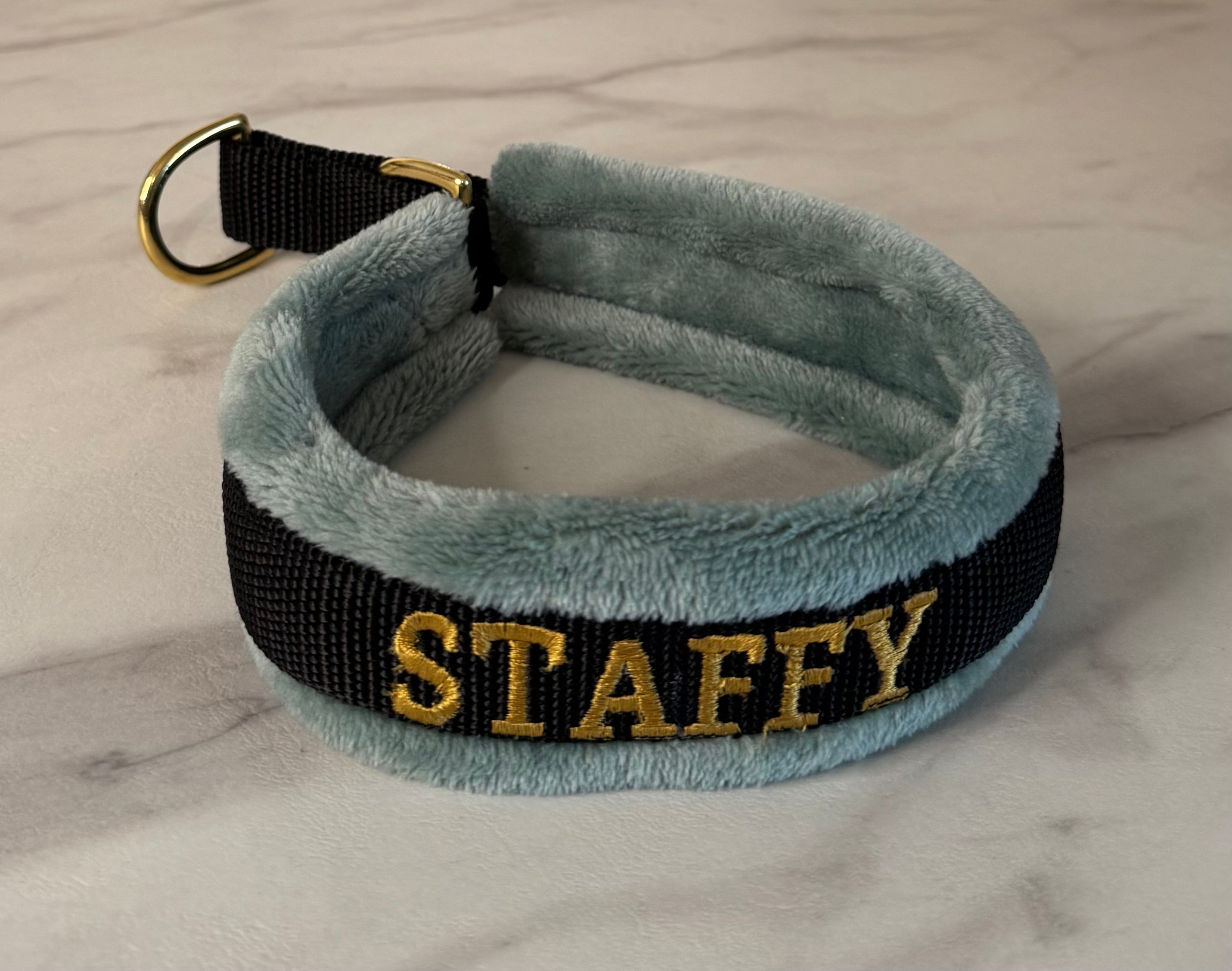 Collier brodé "STAFFY"