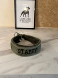 Collier brodé "STAFFY" kaki